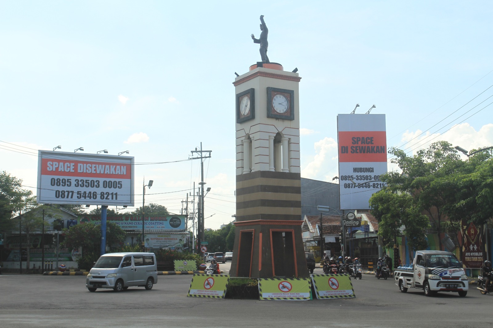 PADAT KENDARAAN: Pemberlakuan one way atau satu arah Jalan Diponegoro Barat berlaku sebelum Lebaran mendatang. (BAGAS BIMANTARA/JAWA POS RADAR MADIUN)