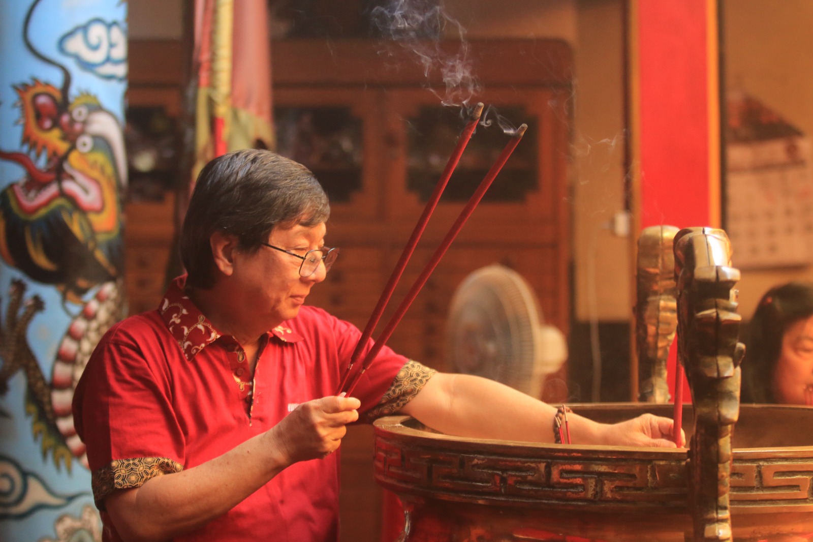 IBADAH: Peribadatan dilakukan warga Tionghoa di TITD Hwie Ing Kiong sebagai bentuk tradisi penyucian diri usai perayaan Cap Go Meh kemarin (25/2). (BAGAS BIMANTARA/RADAR MADIUN)