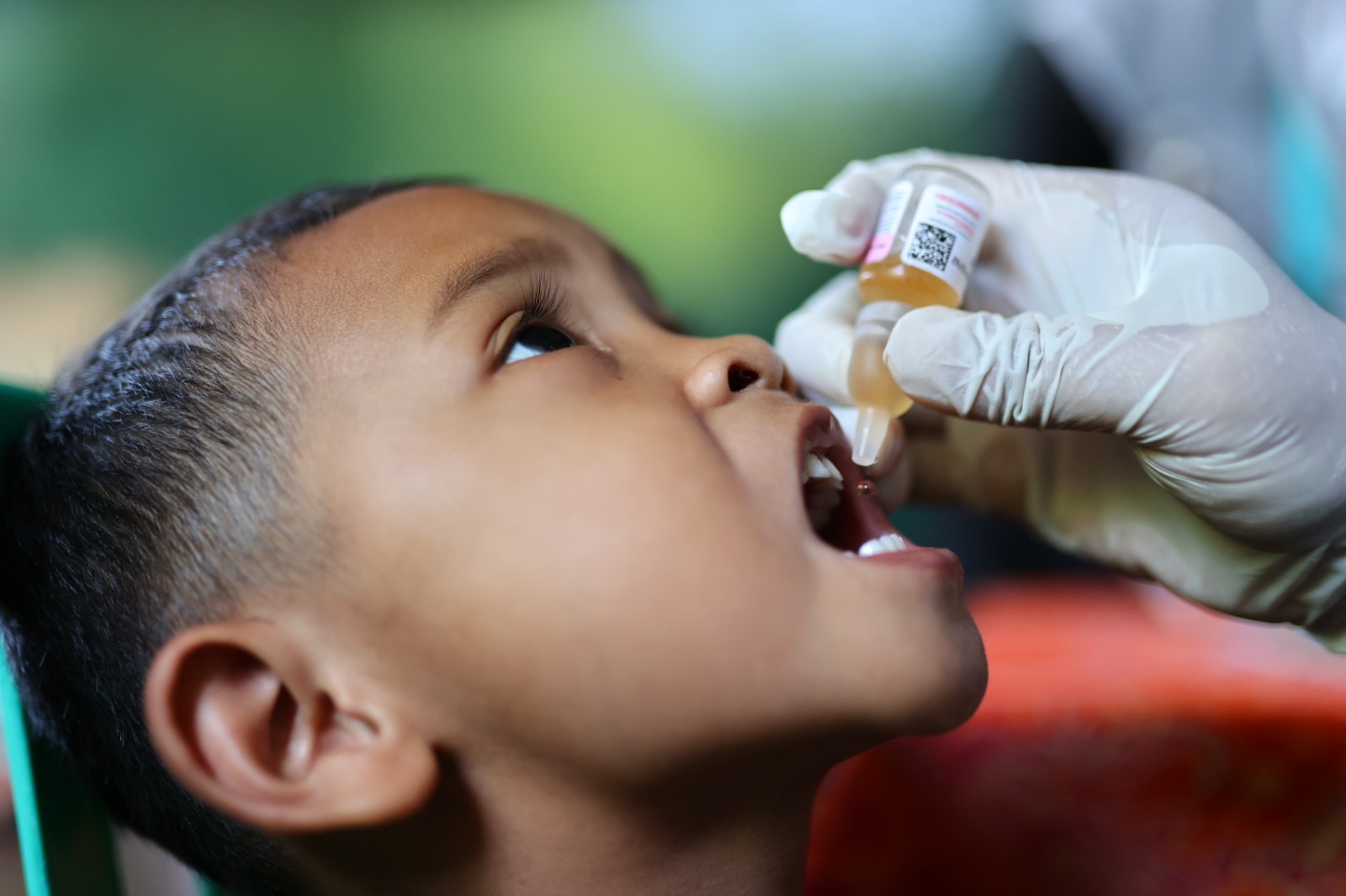 SEHAT: Seorang balita di Kota Madiun mendapatkan layanan imunisasi polio dari petugas Dinkes-PPKB setempat. (DISKOMINFO FOR JAWA POS RADAR MADIUN)