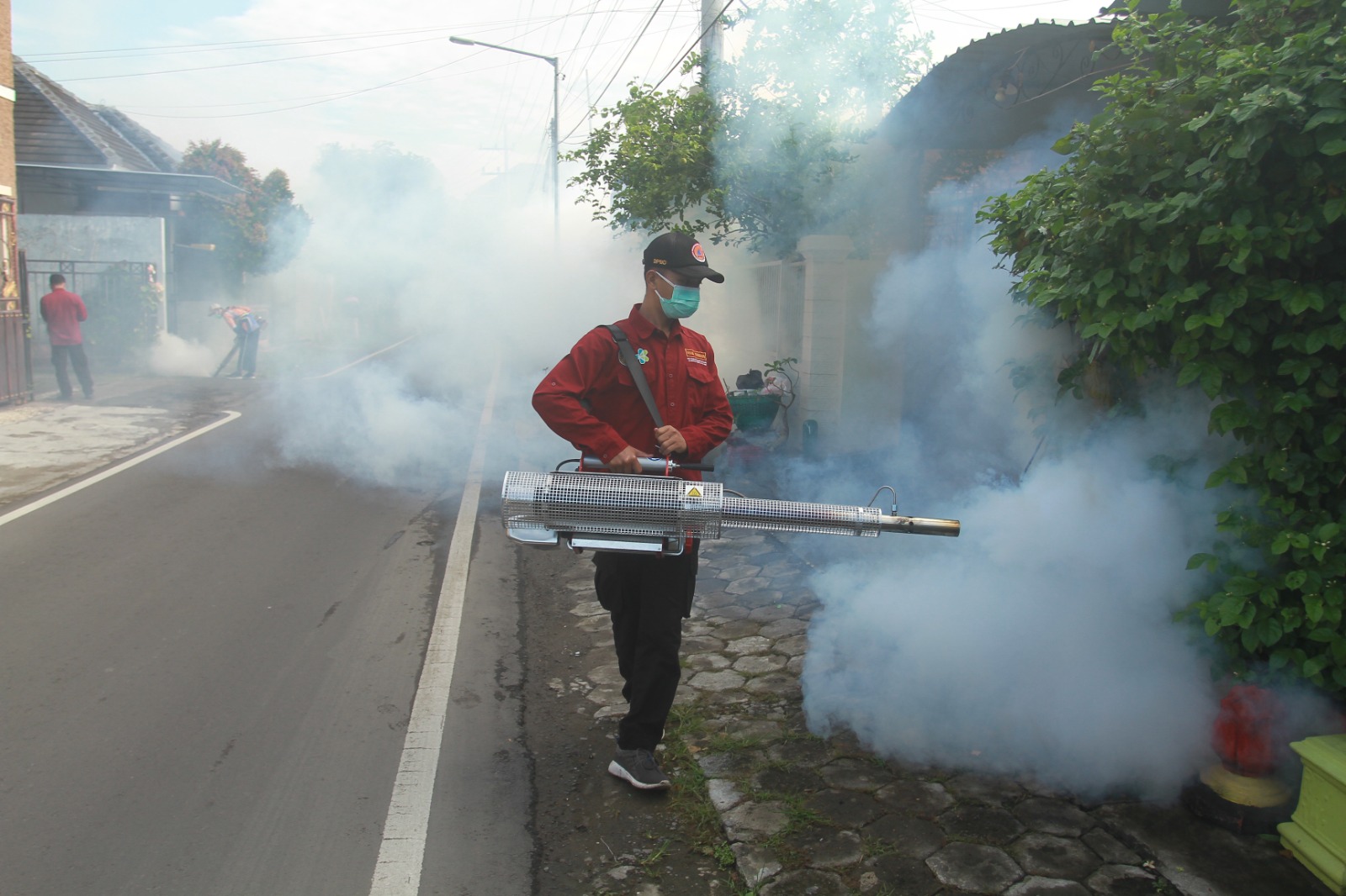 DIASAPI: Petugas dari Dinkes-PPKB Kota Madiun melakukan fogging di Kelurahan/Kecamatan Taman beberapa waktu lalu. (BAGAS BIMANTARA/JAWA POS RADAR MADIUN)
