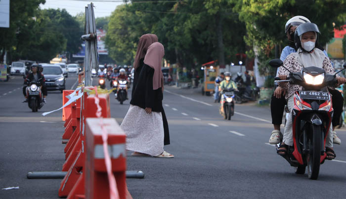 PADAT MERAYAP: Volume dan kecepatan kendaraan meningkat seiring uji coba one way di Jalan Sultan Agung.