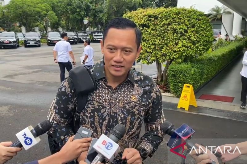 RAPAT SENIN: Menteri ATR/BPN Agus Harimurti Yudhoyono atau AHY menghadiri rapat kabinet, Senin (26/2). (ANTARA)