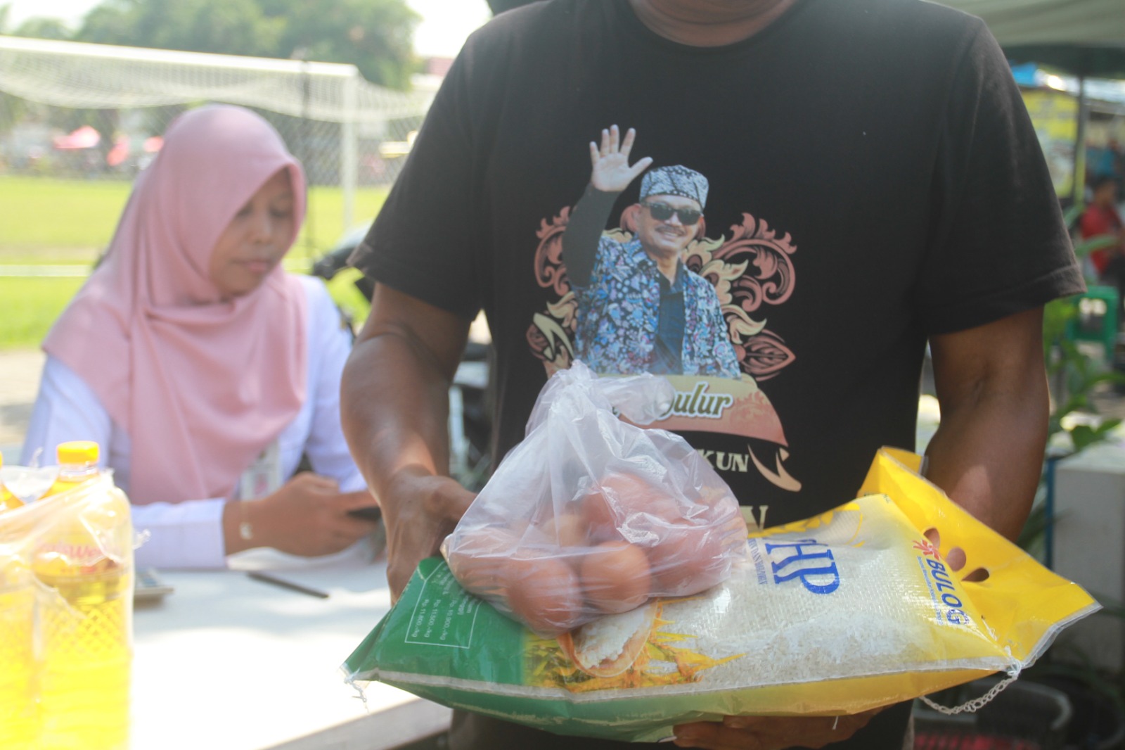 UPAYA TEKAN INFLASI: Salah satu operasi pasar keliling yang digelar Pemkot Madiun belakangan ini. (BAGAS BIMANTARA/JAWA POS RADAR MADIUN)