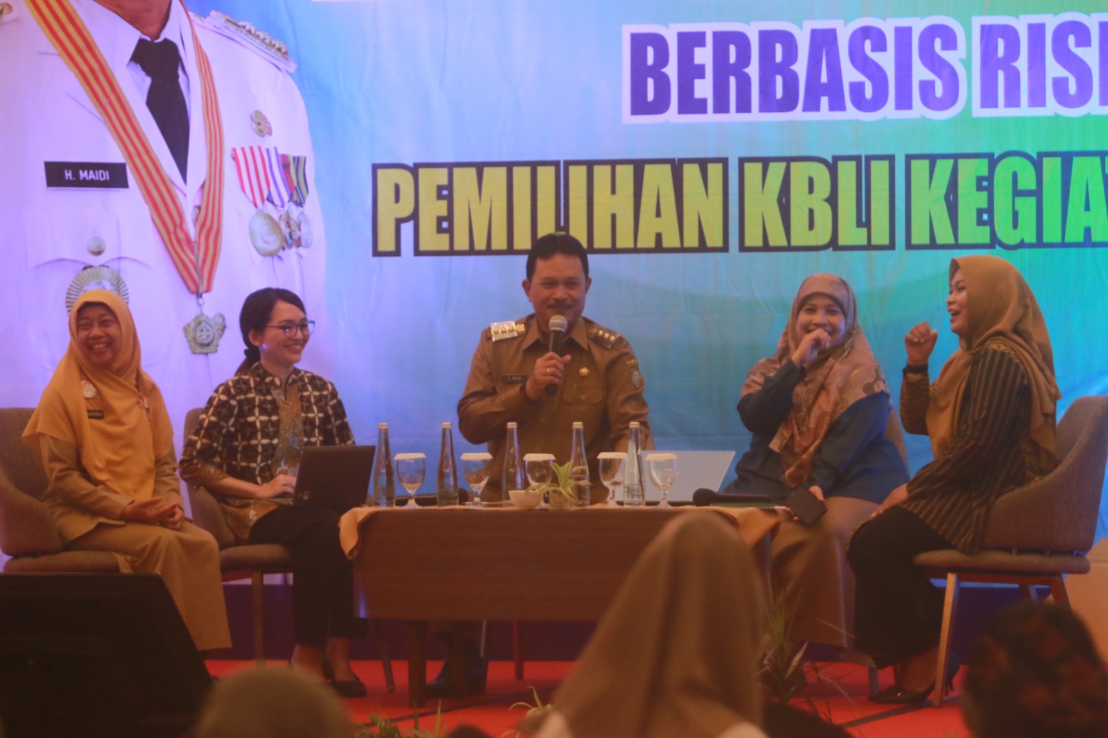 INVESTASI MUDAH: Wali Kota Madiun Maidi memberikan penjelasan terkait kemudahan berinvestasi di Kota Madiun. (BAGAS BIMANTARA/RADAR MADIUN)