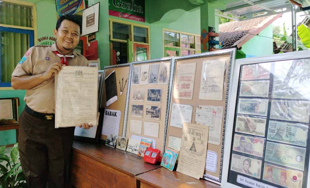 BERMANFAAT: Koleksi barang lawas dijadikan Yayan Krisnian Widodo sebagai media pembelajaran di sekolah.
