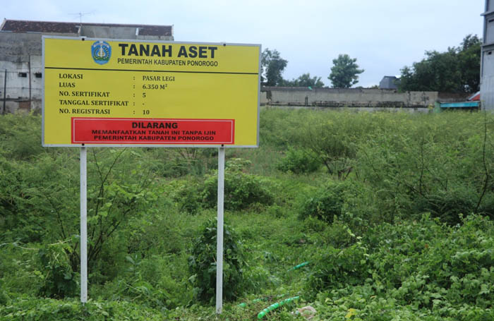 MANGKRAK: Lahan eks Pasar Lanang terbengkalai dan dipenuhi semak belukar usai dibongkar 2023 lalu.