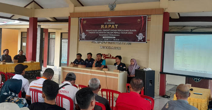 TAHAPAN BERJENJANG: Suasana rapat pleno terakhir rekapitulasi penghitungan suara di PPK Walikukun, Sabtu (24/2) lalu.