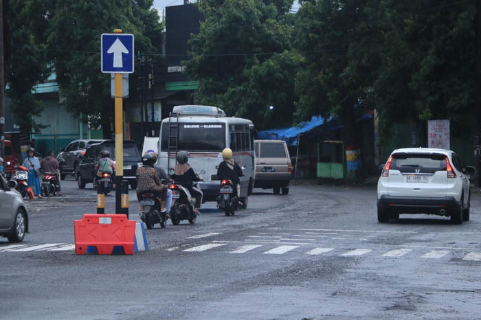 ONE WAY: Persimpangan Pasar Legi jadi salah satu titik padat kendaraan imbas pemberlakuan uji coba satu arah.