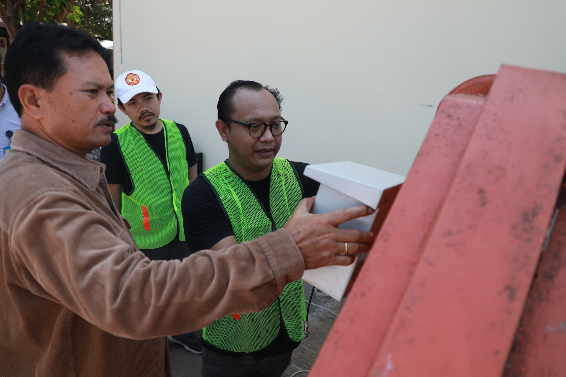 DEMI LINGKUNGAN BERSIH: Suasana pemasangan Smart Wastebin di Kota Madiun kemarin (27/2). (DISKOMINFO UNTUK RADAR MADIUN)