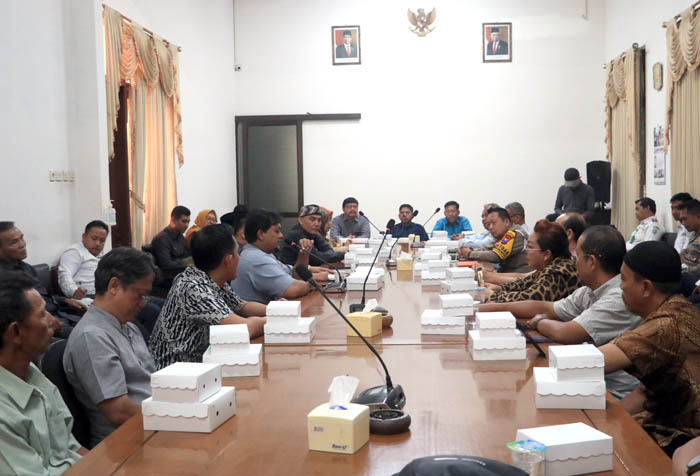 SAMPAIKAN KELUHAN : Sejumlah warga saat mengikuti RDP di gedung DPRD Ponorogo terkait uji coba one way, Senin (26/2) kemarin.