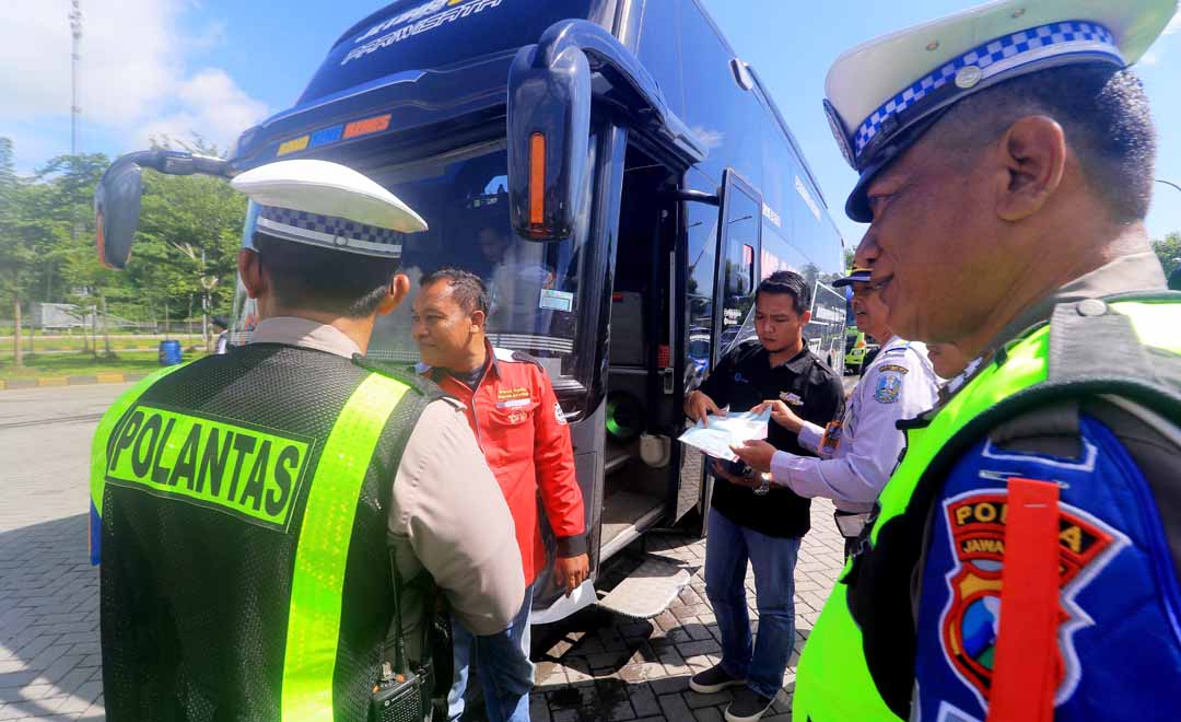 TEREKAM CCTV: Petugas melakukan penindakan pelanggar batas kecepatan di Rest Area 626 Saradan.