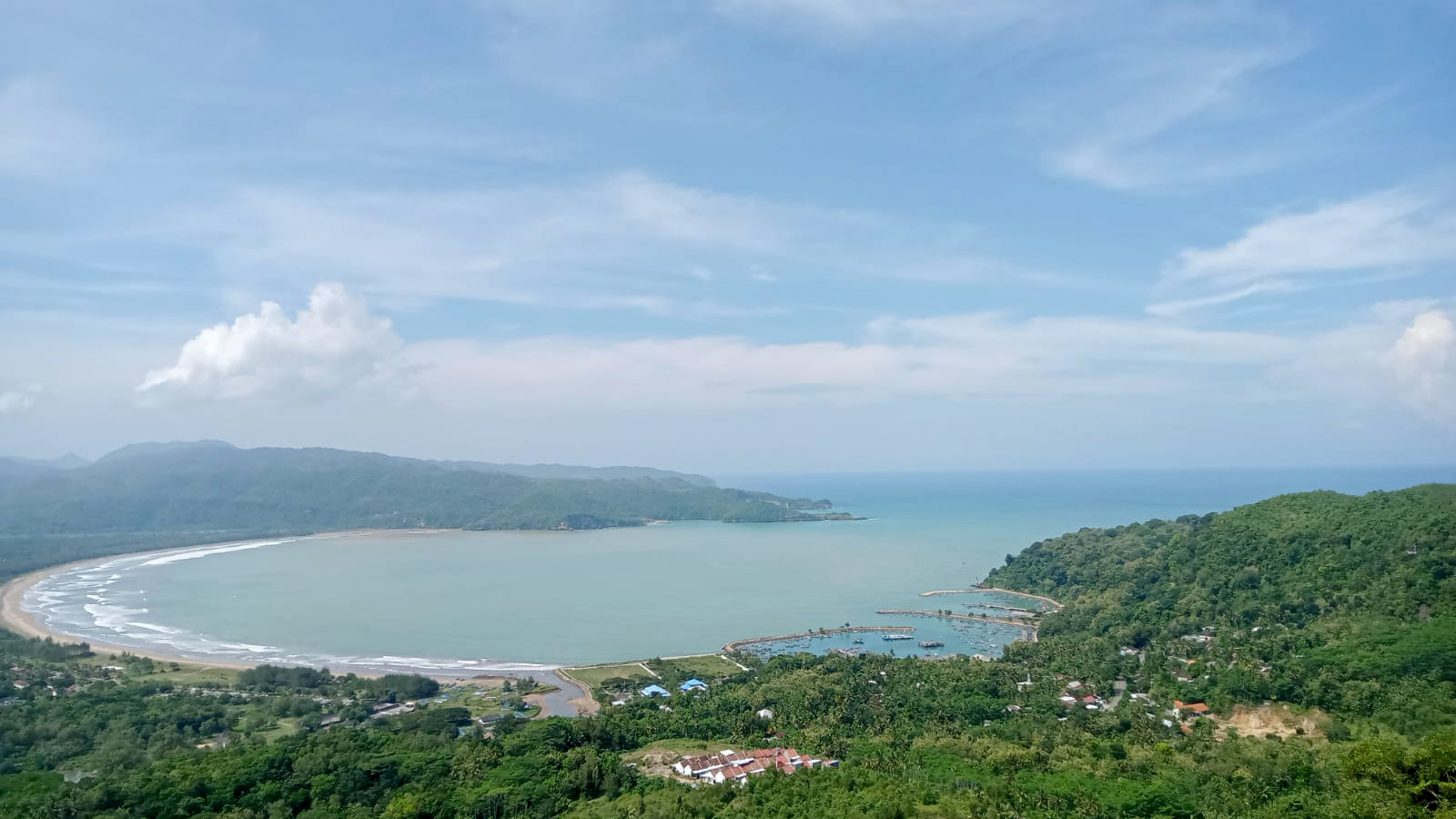 ILUSTRASI: Pemandangan Teluk Pacitan difoto dari atas bukit.&nbsp;(NUR CAHYONO/RADAR PACITAN)