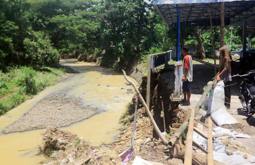 AMBROL: Plengsengan sungai di Desa Jetis, Kecamatan Dagangan, ambrol usai hujan deras.