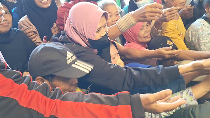 BERDESAK-DESAKAN: Sejumlah warga berebut giliran membeli beras murah di salah satu kios di Pasar Besar Ngawi, Senin (26/2) kemarin.