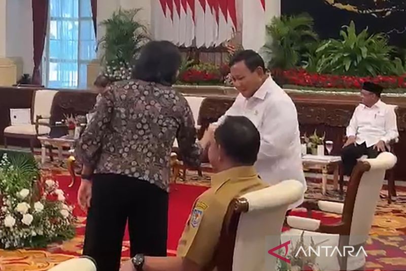 TEPIS ISU MIRING: Menkeu Sri Mulyani Indrawati bersalaman dengan Menhan Prabowo Subianto, Senin (26/2). (ANTARA)