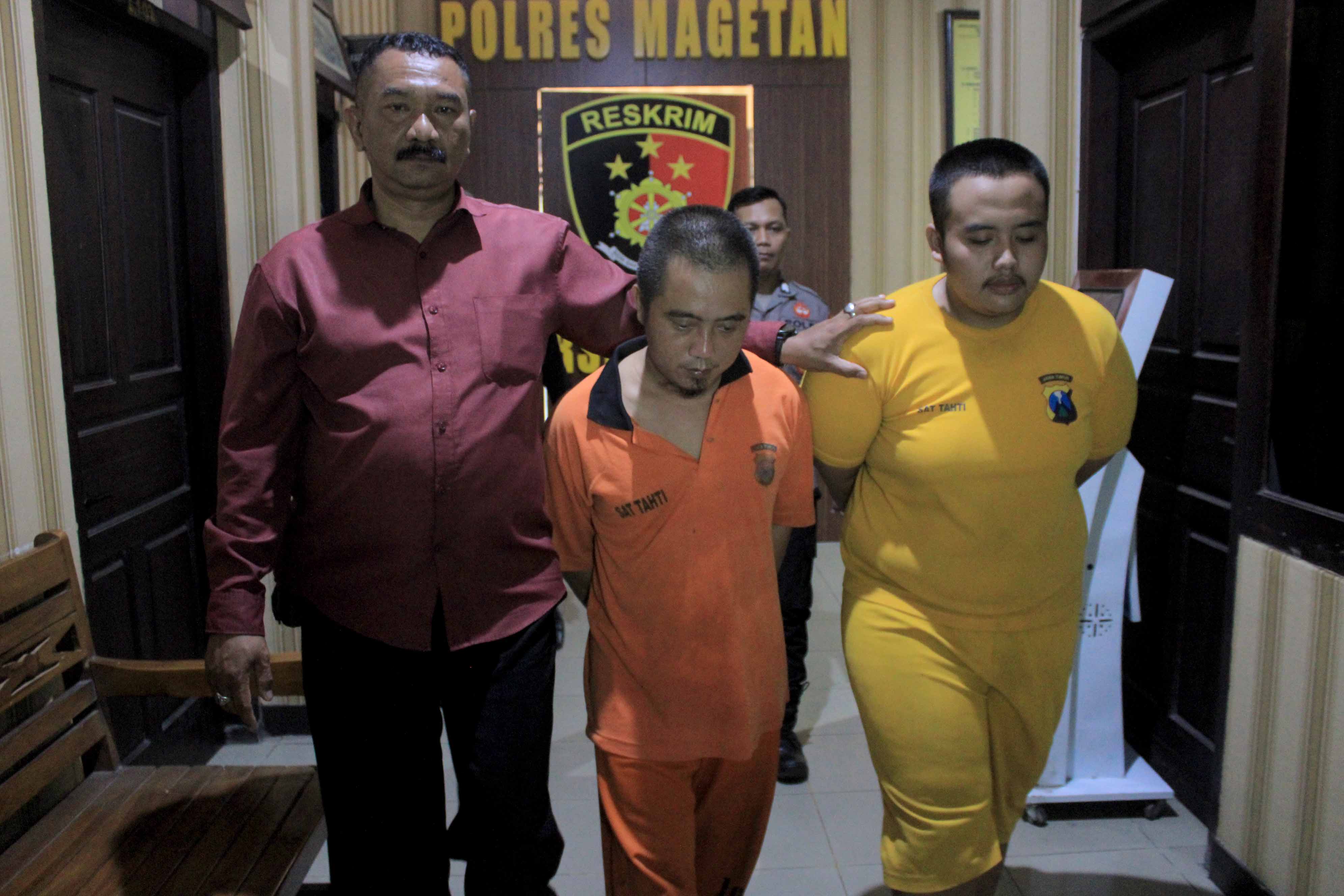 RESIDIVIS: Anggota Satreskrim Polres Magetan menggelandang dua tersangka pencurian di Truneng, Sukomoro, Magetan,&nbsp;Selasa (27/2) kemarin