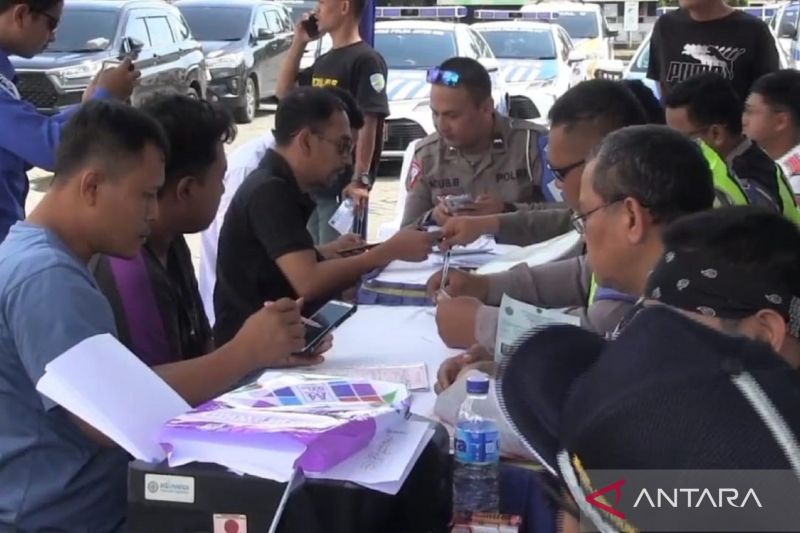 KAPOK: Puluhan pengemudi kendaraan kena tilang razia kecepatan di Tol Madiun-Nganjuk, Senin (26/2). (ANTARA)