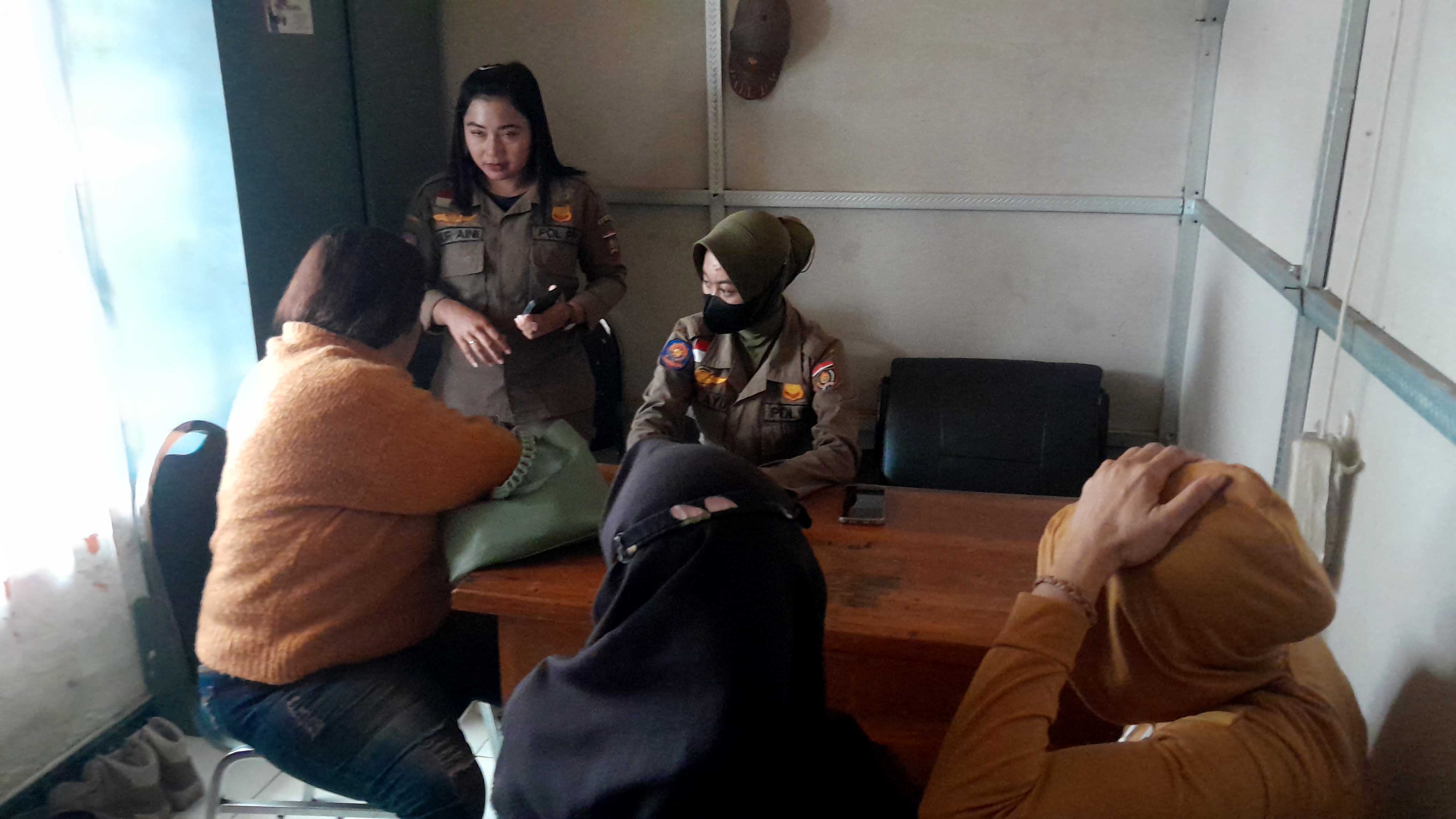 DIPERIKSA: Tiga perempuan tuna susila yang terjaring razia diperiksa oleh petugas Satpol PP Ngawi, Rabu (28/2) kemarin.