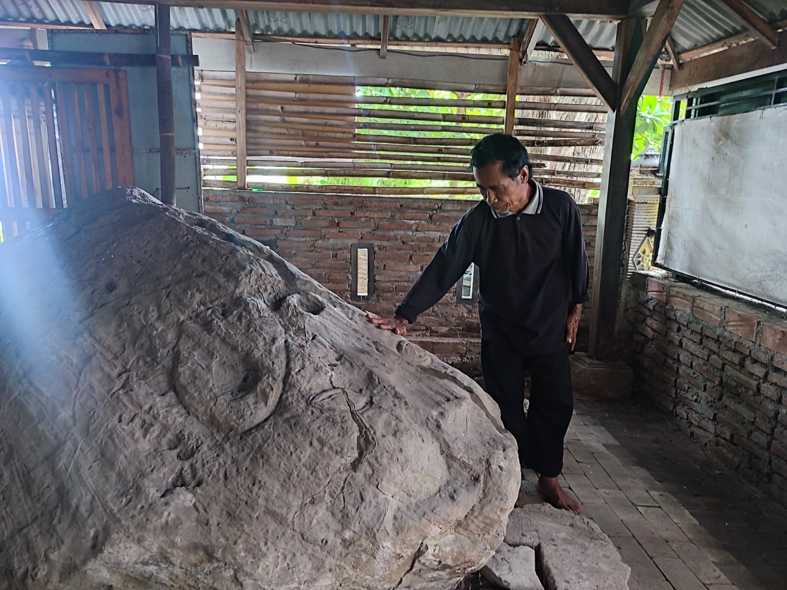 PENINGGALAN: Penampakan Situs Batu Tulis atau Watu Dukun di Desa Pagerukir, Sampung, Ponorogo.&nbsp;(RADAR PONOROGO)