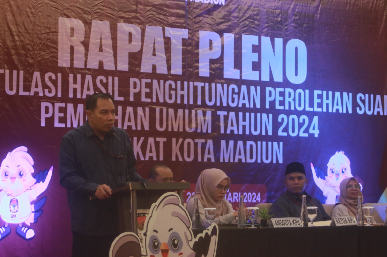 TERBUKA: KPU Kota Madiun menggelar rapat pleno rekapitulasi Pemilu 2024 untuk tingkat kota di Hotel Aston kemarin (28/2). (BAGAS BIMANTARA/JAWA POS RADAR MADIUN)
