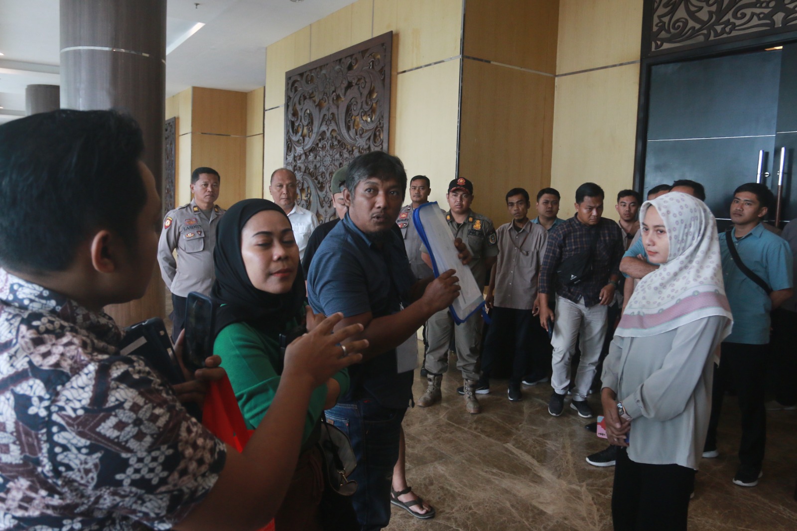 KELUAR: Catur Wulan (memegang map) memilih walk out dari rapat pleno rekapitulasi Pemilu 2024 di Hotel Aston Madiun kemarin (28/2).  (BAGAS BIMANTARA/RADAR MADIUN)