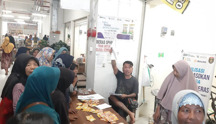 Ilustrasi Foto : Sejumlah warga antre dengan tertib saat membeli beras SPHP di salah satu kios Pasar Besar Ngawi beberapa waktu lalu.