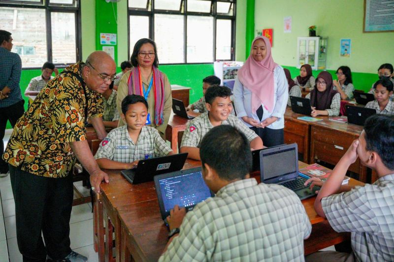 STUDI TIRU: Pemprov NTT mengajak sembilan kepala dinas belajar Chromebook di Kota Madiun. (ANTARA)