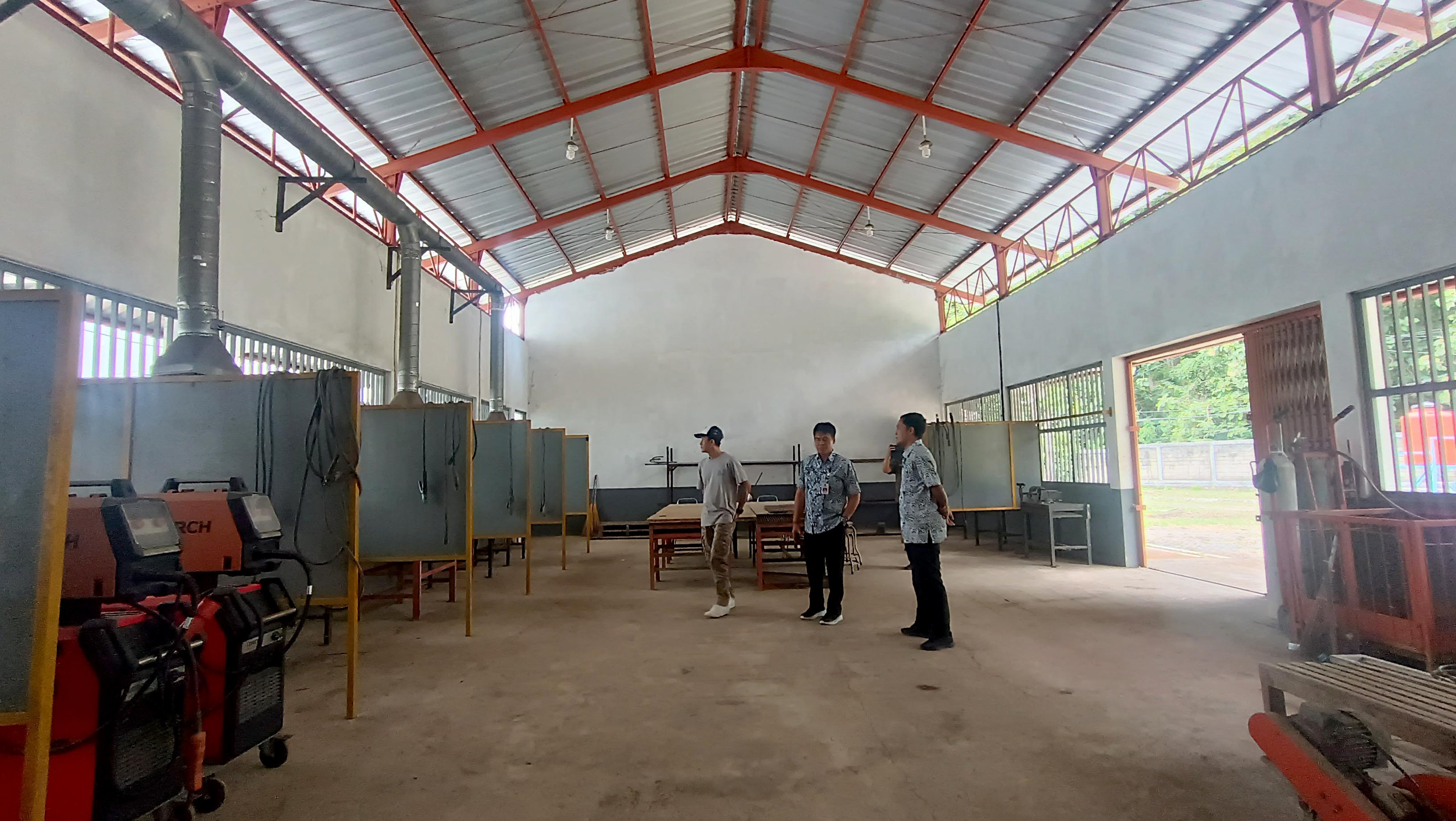JADI SOROTAN: Komisi III DPRD Pacitan melakukan sidak di BLK yang dibangun pemerintah pusat untuk Pemkab Pacitan, Kamis (29/2). (NUR CAHYONO/RADAR PACITAN)