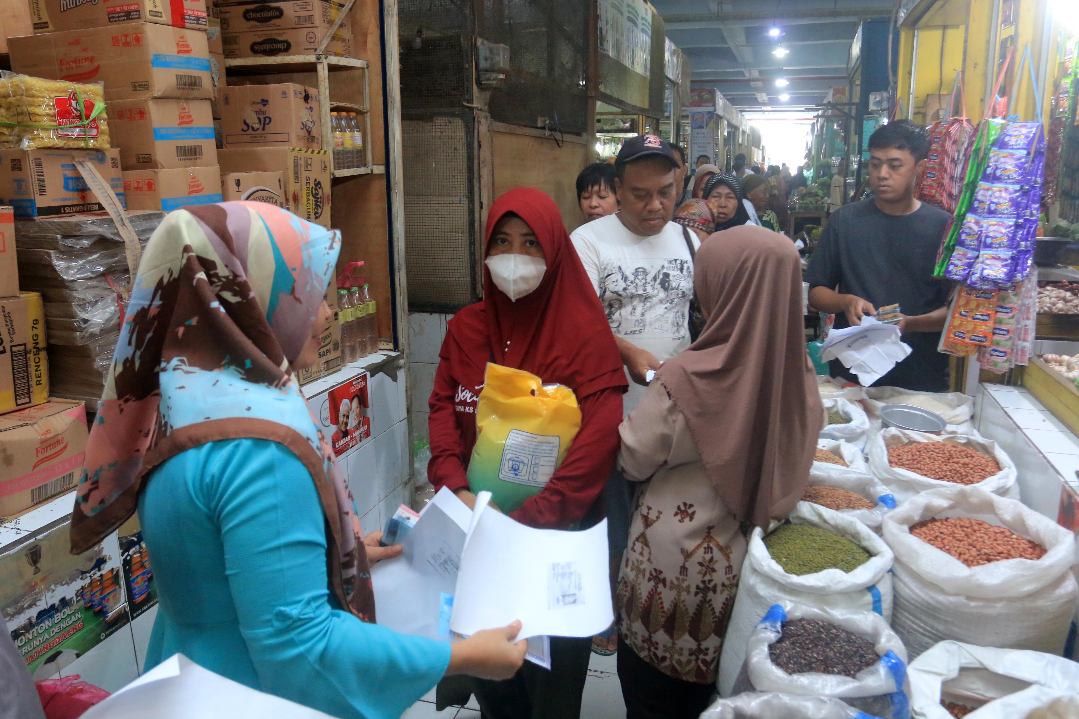AKTIVITAS PASAR: Suasana Pasar Besar Madiun (PBM) kemarin. Harga sejumlah kebutuhan dapur naik. (BAGAS BIMANTARA/JAWA POS RADAR MADIUN)