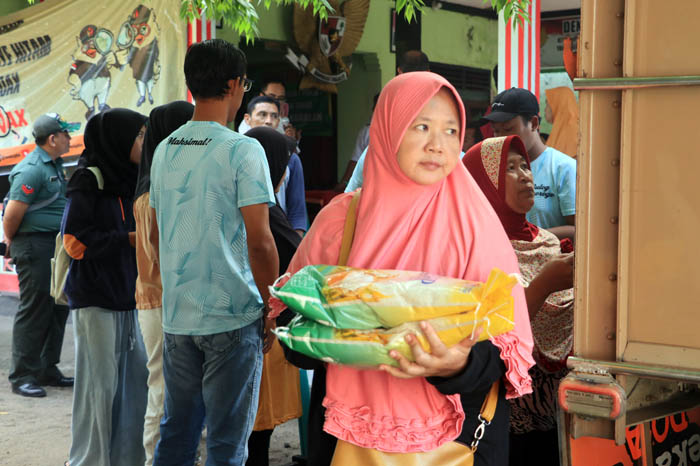BERAS MAHAL: Ratusan warga serbu gerakan pasar murah yang digelar Bulog Ponorogo di Kelurahan Cokromenggalan, Ponorogo, Rabu (28/2) kemarin.