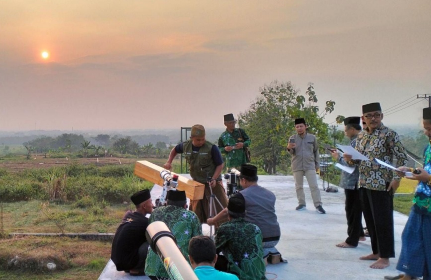 PANTAU: Tim Badan Hisab Rukyat (BHR) Kemenag Madiun melakukan rukyatul hilal awal Zulhijah 1444 H di Bukit Panggung tahun lalu.