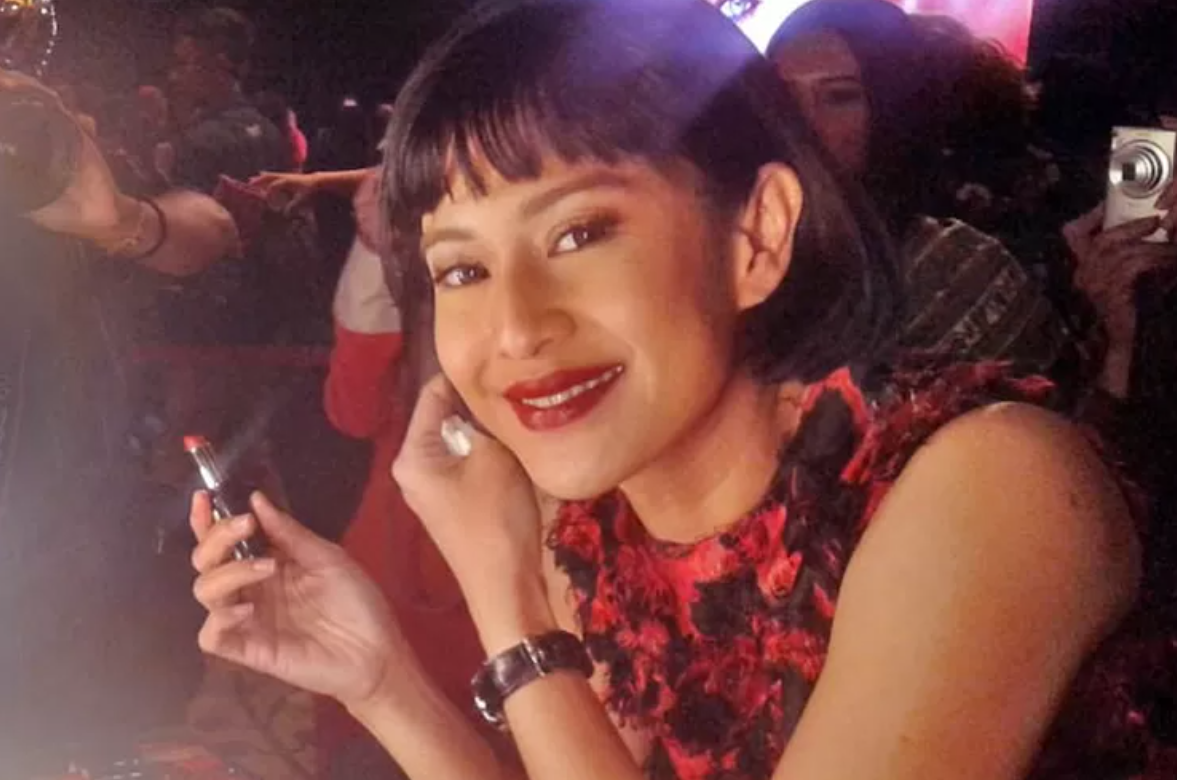 AWET MUDA: Artis Dian Sastrowardoyo (Dian Sastro) memakai lipstik dalam sebuah acara. (JAWAPOS.COM)