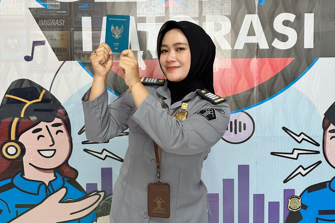 BEDA WARNA BEDA FUNGSI: Fungsi paspor terbagi tiga sesuai dengan warnanya. (KANIM MADIUN)