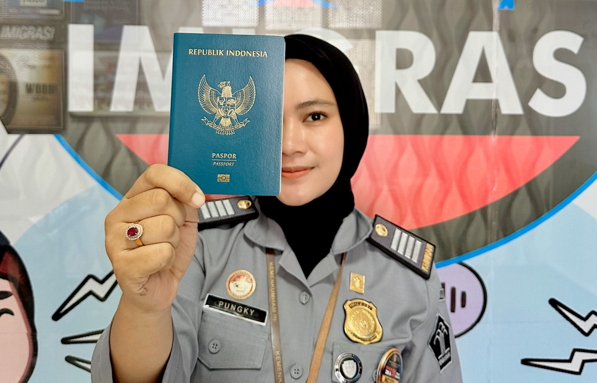 SAMPUL HIJAU: Paspor biasa, salah satu jenis paspor resmi yang diterbitkan pemerintah Indonesia. (KANIM MADIUN)