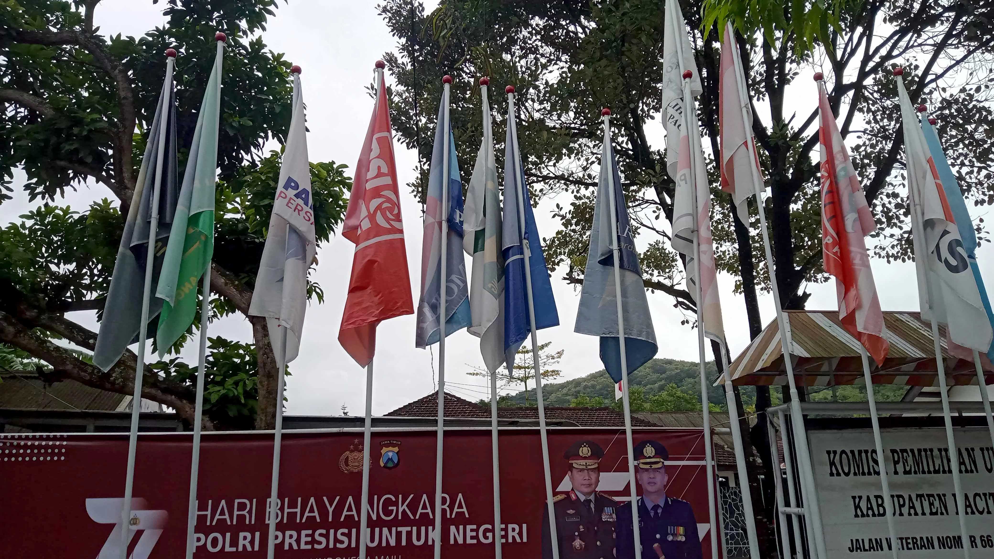 ILUSTRASI: Bendera parpol peserta Pemilu 2024 terpasang di depan sekretariat KPU Pacitan. Tidak semua parpol mampu menembus parlemen. (NUR CAHYONO/RADAR PACITAN)