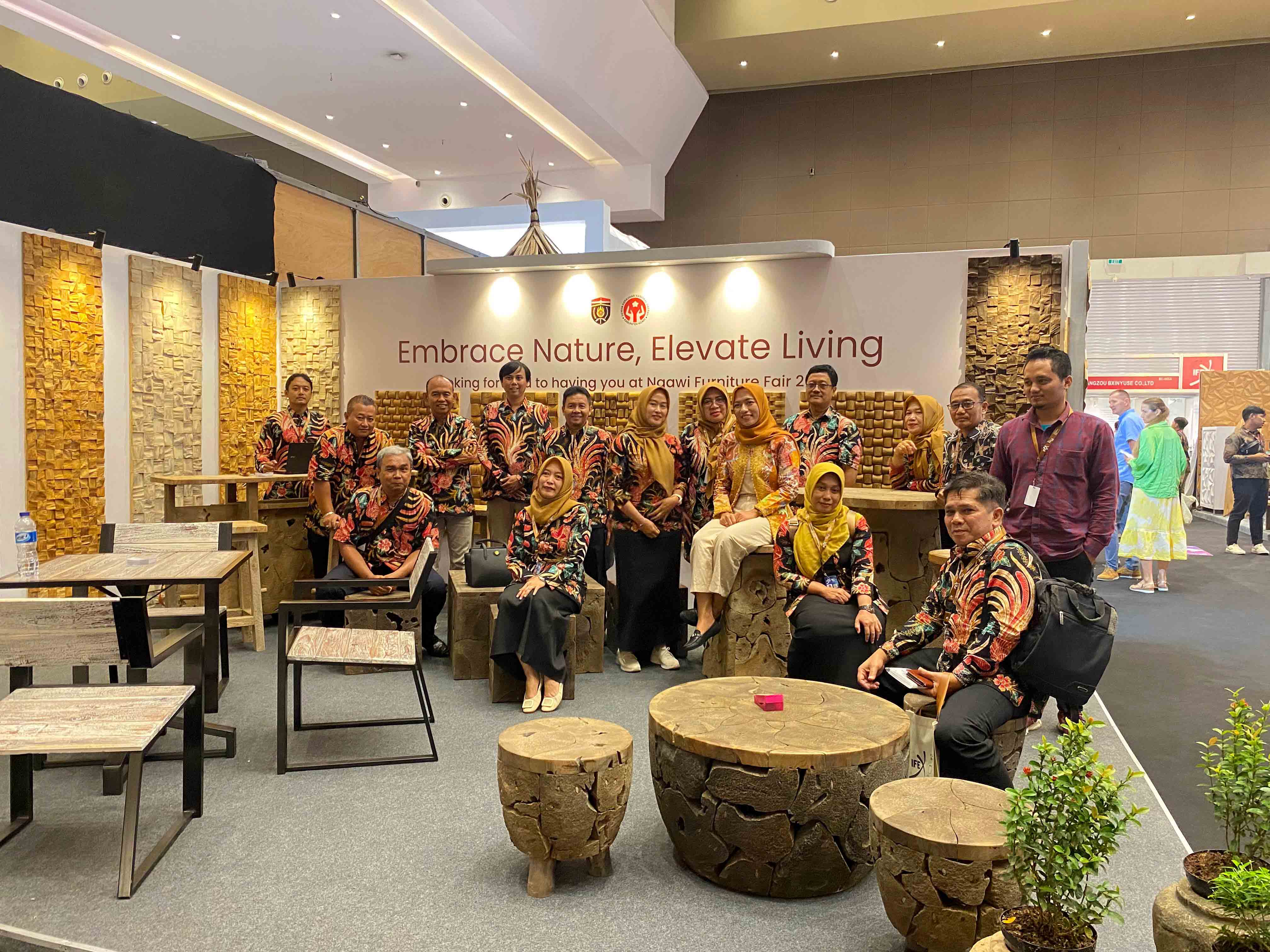 PAMERAN: Sejumlah produk industri furnitur Ngawi dibawa ke International Furniture Expo, Jakarta.