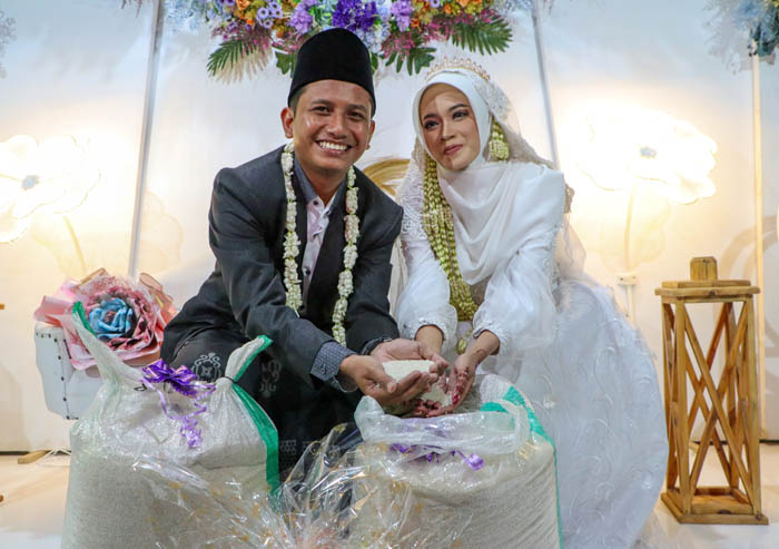 ANOMALI BERAS MAHAL: Pasangan pengantin di Desa Grogol, Sawoo menggelar pernikahan dan menjadikan beras 50 kilogram sebagai mahar,&nbsp;Kamis (29/2) kemarin.