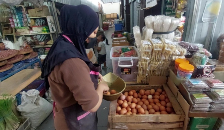 KOMPAK NAIK: Pedagang di Pasar Sambirejo, Jiwan, keluhkan harga bahan pokok tidak stabil jelang Ramadan.