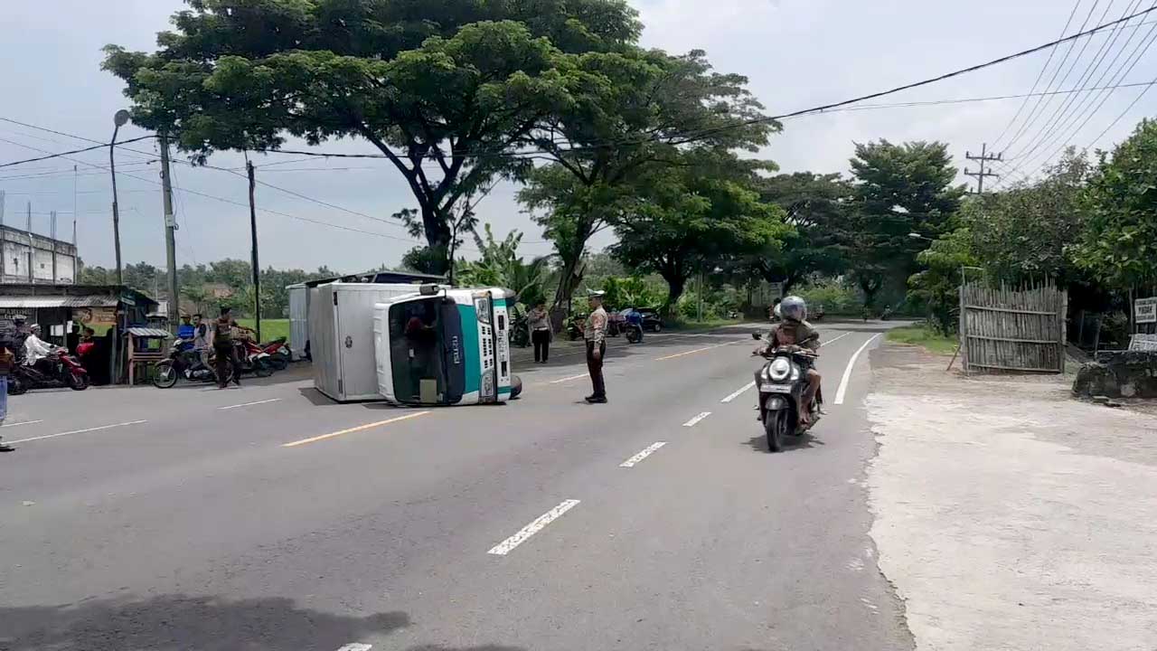 LAKA&nbsp; TUNGGAL: Sebuah truk terguling di Jalan Ir Soekarno, Ring Road Timur, masuk Desa Beran, Ngawi, kemarin (1/3).