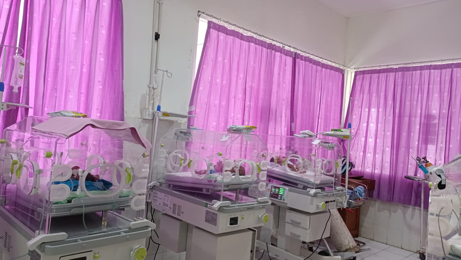 KEBAHAGIAAN PAPA-MAMA: Tujuh bayi terlahir pada tanggal kabisat di Pacitan. (NUR CAHYONO/RADAR PACITAN)