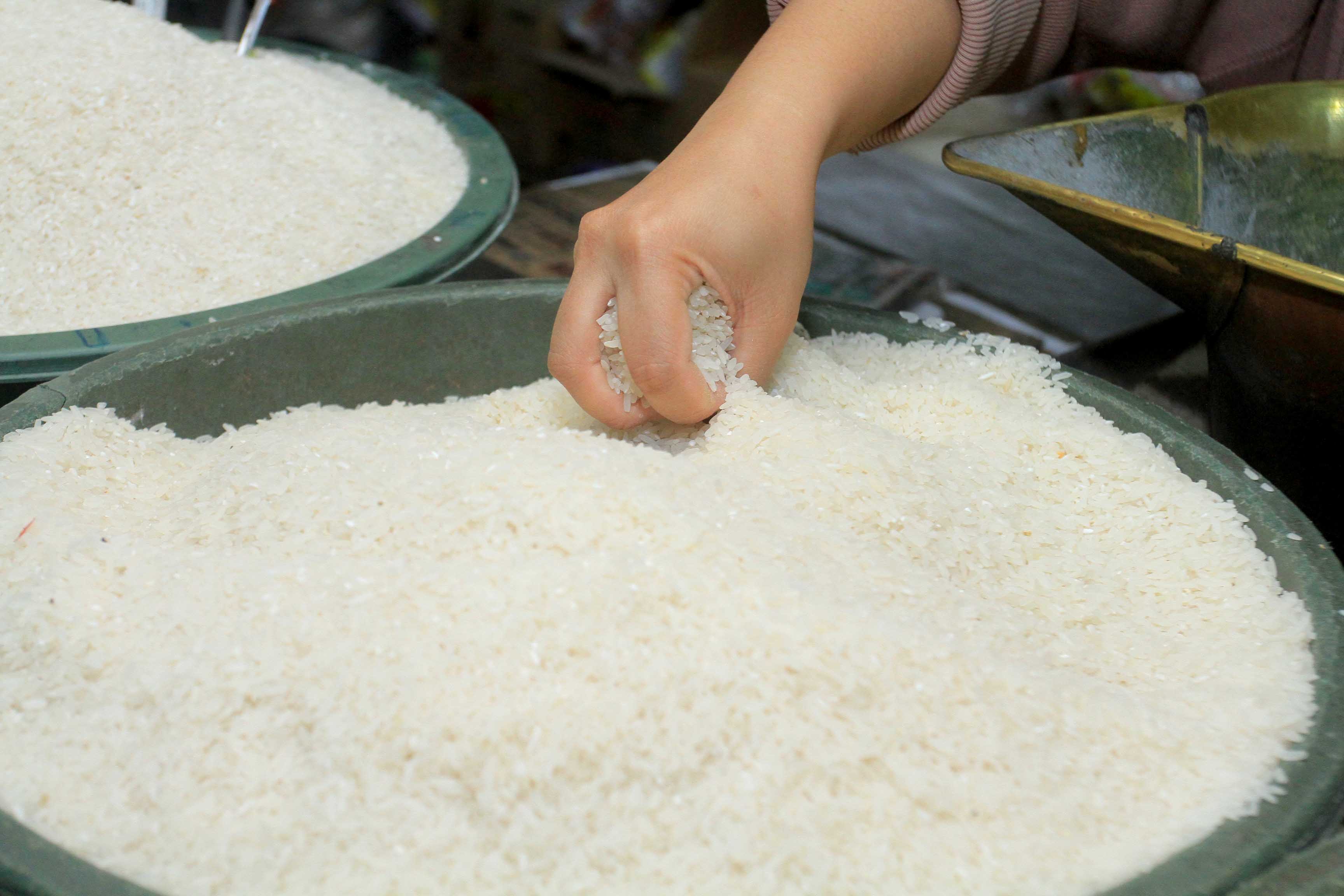 ILUSTRASI: Kenaikan harga beras membuat para pelaku UMKM warung makan harus menyiasati situasi dan kondisi ini agar tetap bisa bertahan.&nbsp;(DOKUMEN RADAR MADIUN)
