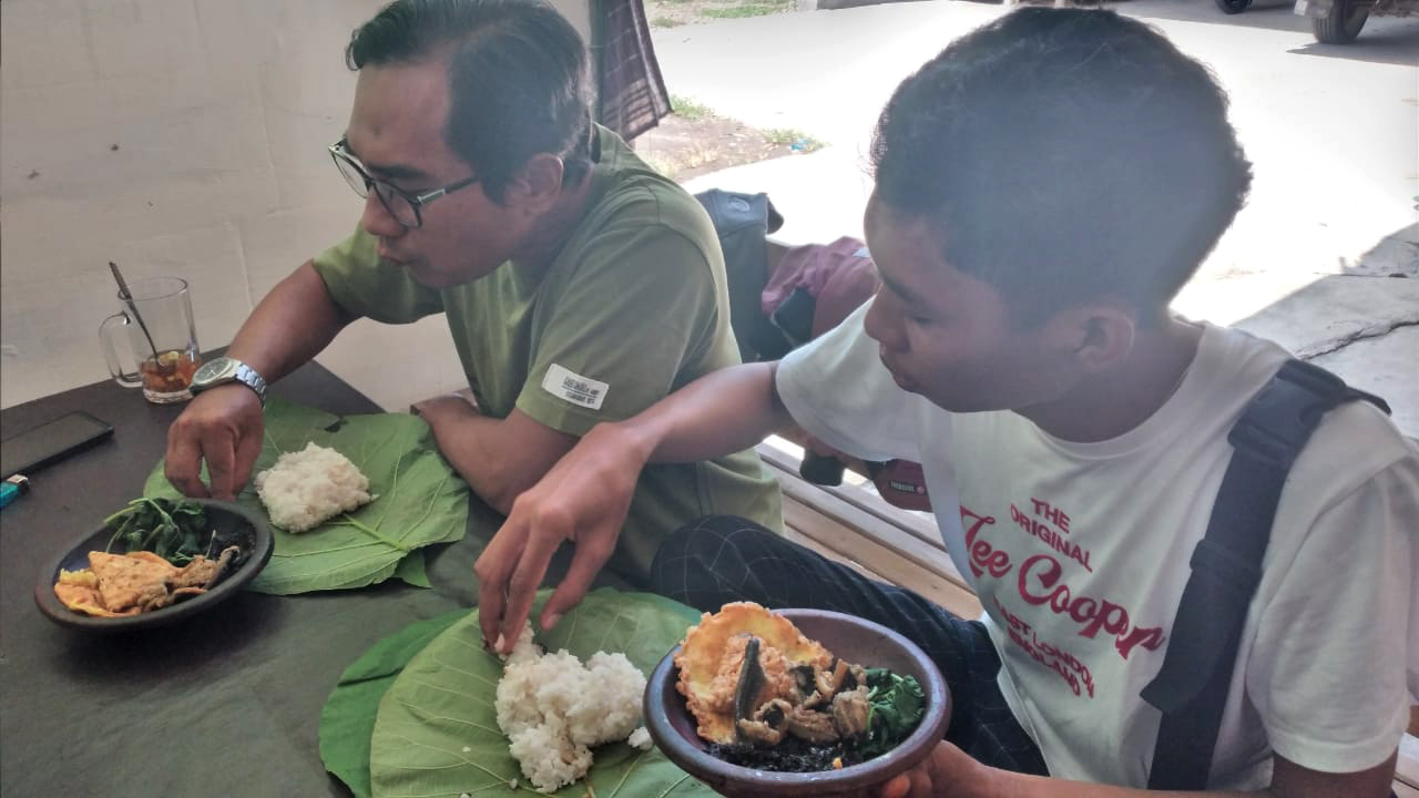 NIKMATNYA: Pengunjung menikmati kuliner nasi belut sambal kluwak buatan Sri Martini, warga Desa Sirapan, Kecamatan/Kabupaten Madiun. (DIAN RAHAYU/RADAR MADIUN)
