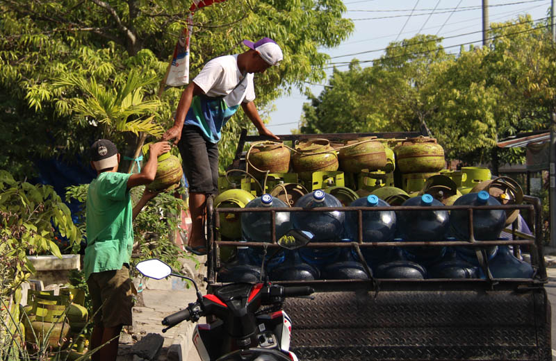 PENYALURAN: Aktivitas pendistribusian elpiji tiga kilogram di salah satu pangkalan di Ngawi.