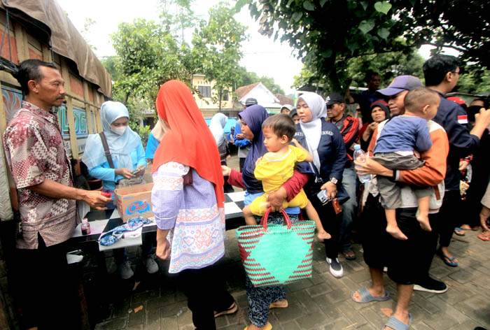 KEBUTUHAN POKOK: Antrean panjang warga pembeli beras SPHP saat pelaksanaan Gerakan Pangan Murah di Pasar Parang, Magetan, Kamis (29/2) kemarin.