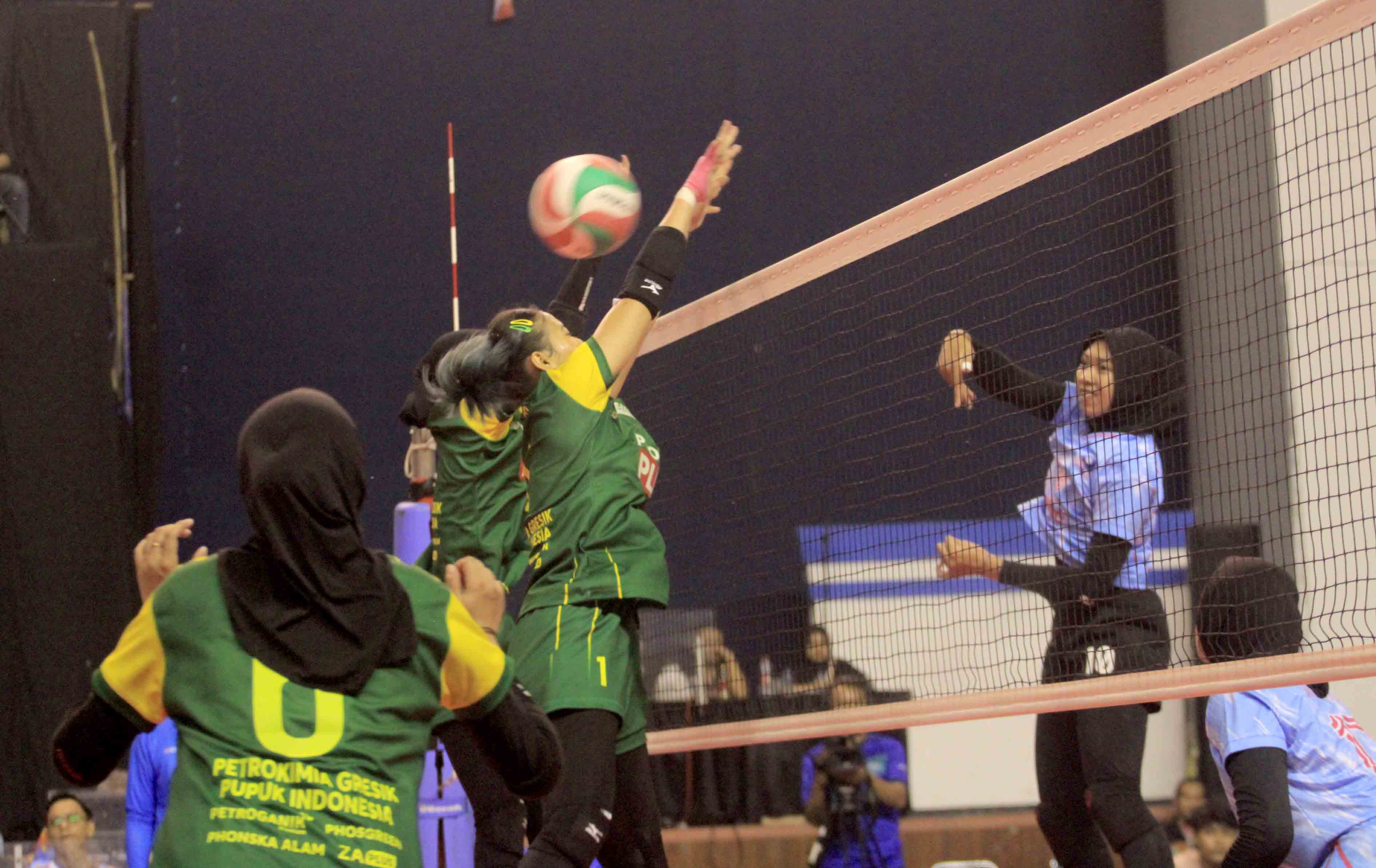SENGIT: Pemain Vita Solo dan Petrokimia Academy Volley Ball saat beradu di partai lanjutan Nusantara Cup 2024,&nbsp;Jumat (1/3).