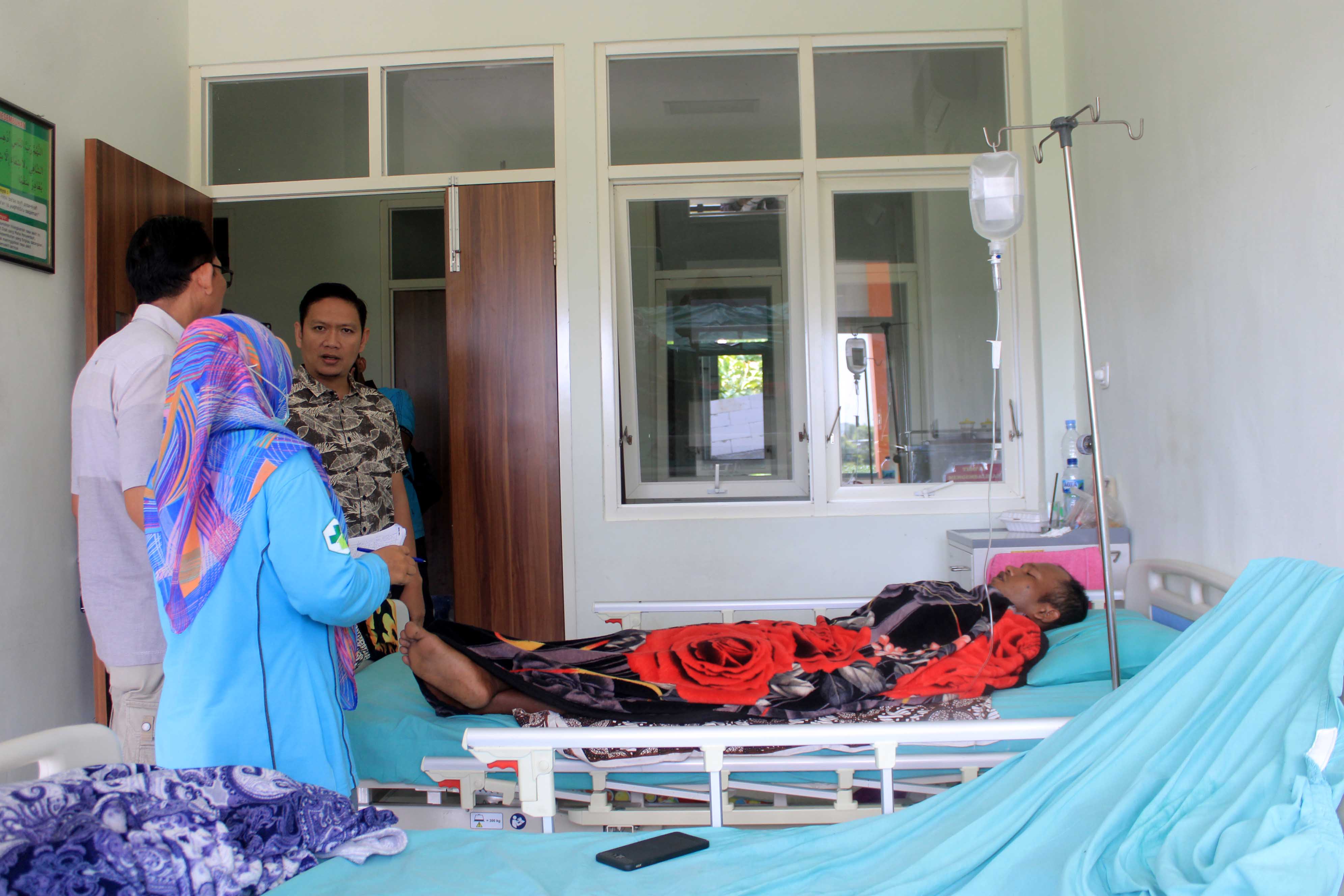 PERIKSA: Petugas memeriksa kondisi salah satu pasien yang masih dirawat inap karena keracunan,&nbsp;Jumat (1/3).