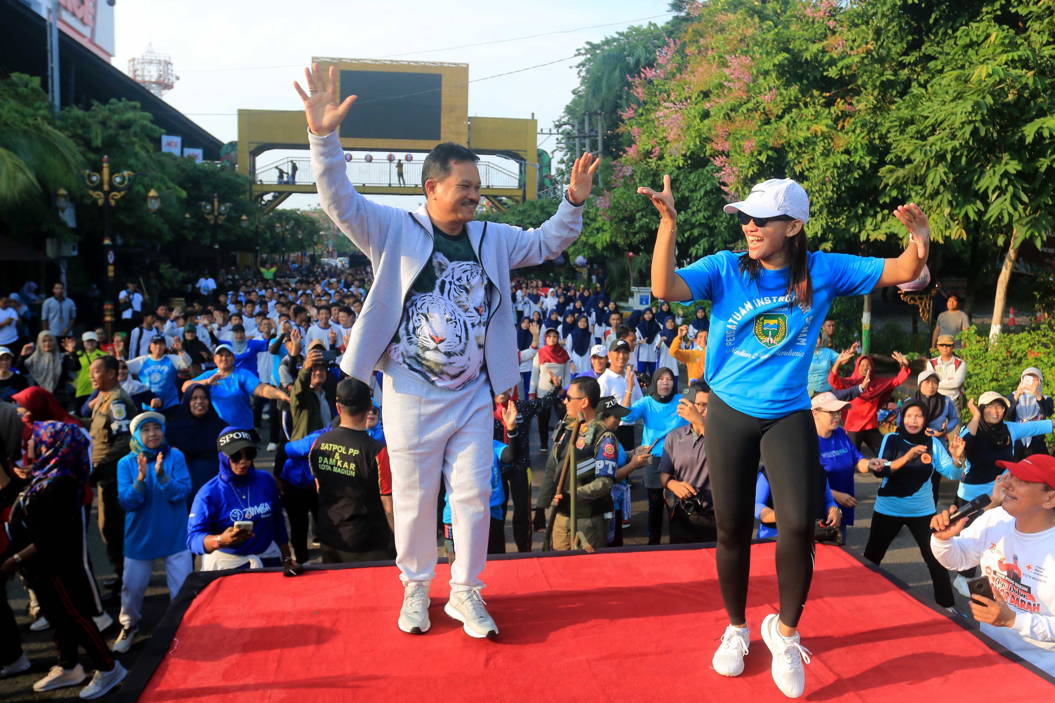 ANTUSIAS: Wali Kota Madii ikut ambil bagian dalam senam Germas bersama dengan warganya di kawasan PSC, Jumat (1/3/2024). (BAGAS BIMANTARA/JAWA POS RADAR MADIUN)