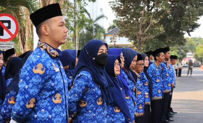 Ilustrasi Foto : ASN lingkup Pemkab Ponorogo khidmat mengikuti upacara beberapa waktu lalu.