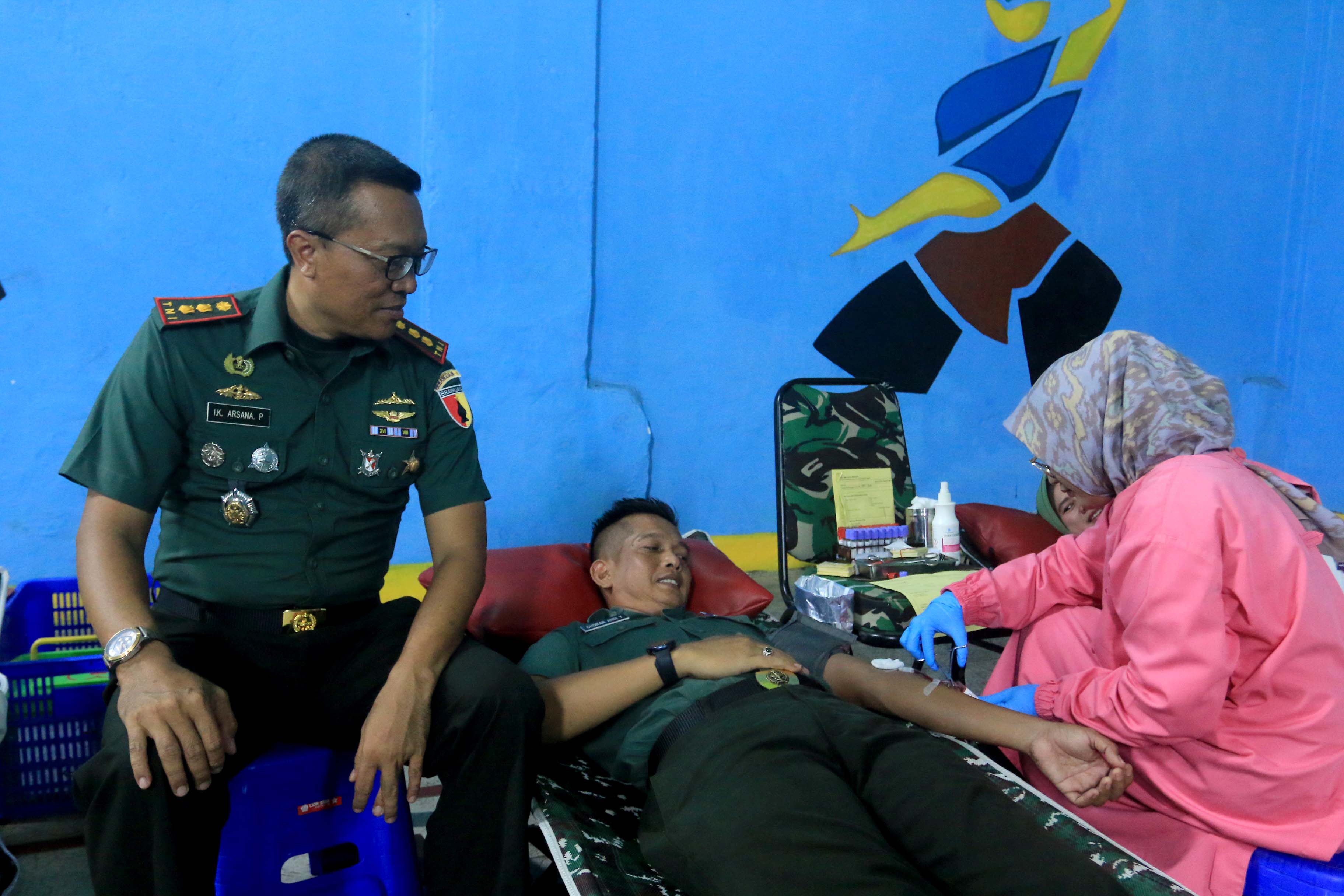 PEDULI SOSIAL: Para anggota Denbekang V/1.B Madiun menggelar donor darah dalam rangka HUT ke-75 Denbekang TNI AD kemarin (4/3). (BAGAS BIMANTARA/JAWA POS RADAR MADIUN)