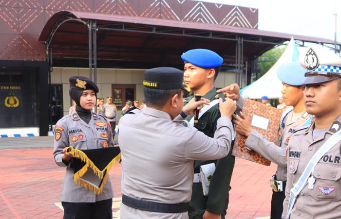 OPERASI JELANG RAMADAN: Petugas gabungan apel gelar pasukan di lapangan Satya Haprabu Polres Ngawi, Sabtu (2/3) lalu.